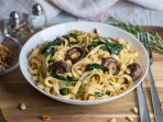 Спагеті з грибами та капустою кейл
