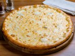 Піца з моцарелою та рикотою