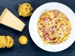Паста з беконом, сиром і яйцем
