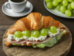 Круасан із сиром і виноградом