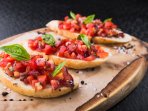 брускети з томатами
