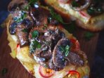 Канапка з грибами та сиром