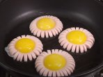 Ромашки з яєчних жовтків і сосисок