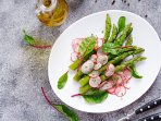 Салат зі спаржею, редискою і фетою