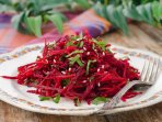 Вітамінний салат з буряка, моркви і яблук