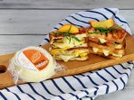 Сендвічі на грилі з сулугуні та персиками