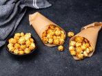 Попкорн із куркумою і пармезаном