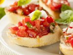 брускета з томатами та базиліком