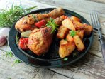 Курячі гомілки з картоплею