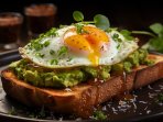 Хлібний тост з авокадо і яйцем