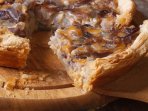 Цибулевий тарт татен з грибами, горіхами