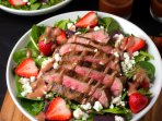 Салат зі стейком під полуничним соусом