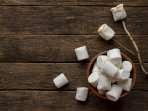Домашній білий зефір на фоні дерев'яного столу
