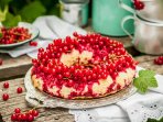 Пирог с красной смородиной и черносливом