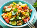 Літній салат з овочами та нутом