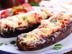 Баклажани, запечені із сиром і помідорами