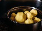 Очищенный картофель в кастрюле