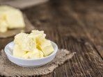 Вершкове масло в мисці