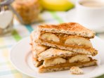 тости з арахісової пастою і карамелізованими бананами