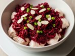 Салат з буряком, куркою і горіхами