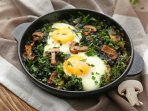 Яєшня зі шпинатом і грибами