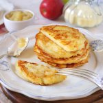Яблучні деруни — соковиті та м’які оладки по-українськи