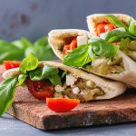 Салат капрезе в піті: грецько-італійський тандем