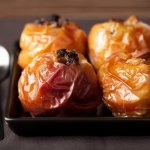 Як приготувати корисні запечені яблука: рецепт від дієтологині