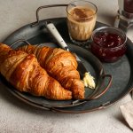 Солодкий круасан з малиновим джемом — найкращий сніданок із секретним інгредієнтом 