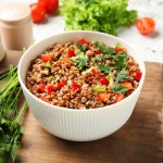 Гречка з маслом і овочами — здоровий гарнір, який не хочеться залишати на тарілці