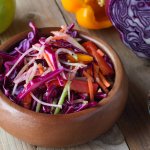 Салат вітамінний з моркви, яблук та червоної капусти