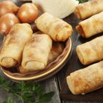 Оригінальні пиріжки з тонкого домашнього тіста з капустою, квасолею і грибами