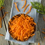 Натерта морква з медом — корисний гарнір, який нагадує дитинство