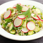 Салат з кіноа і редискою — поживна і легка вечеря