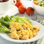 Скрембл із зеленою цибулею — для швидкого сніданку