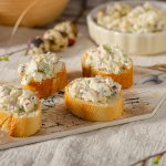 Закуска з печінки тріски з корнішонами — подається на хлібі