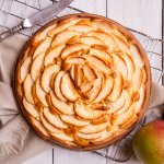 Дуже гарний яблучний пиріг, який готується елементарно — смачний рецепт