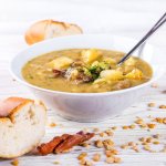 Гороховий суп з копченою куркою: просто й зі смаком