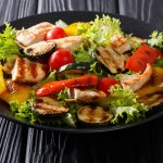 Салат з курки й кабачків — легка страва, яка втамує голод