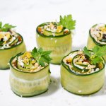 Закуска веге: огіркові рулетики з хумусом