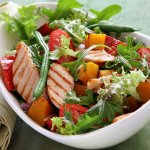 Салат-гриль з курятиною та овочами