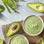 Смузі зі шпинату, спаржі й авокадо