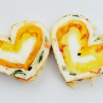 Яєчня у формі сердець «Я люблю тільки тебе»
