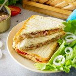 Сніданок нашвидкоруч: сендвічі з тунцем і сиром