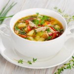 Суп на бульйонному наборі — варіант поживного обіду