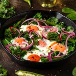 Шакшука з йогуртовим соусом — східний сніданок за 15 хвилин