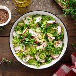 Вітамінний салат із редискою та зеленню