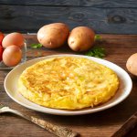 Картопляний пиріг нашвидкуруч — смачний сніданок на сковороді