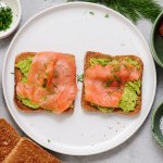 Найсмачніший сніданок: тости з авокадо і червоною рибою