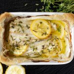 Минтай із цвітною капустою та соусом бешамель